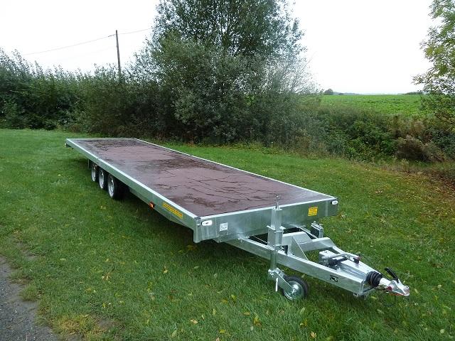REMORQUE PLATEAU 3 ESSIEUX CENTRAUX ROUES DESSOUS  AVEC PLANCHER EN BOIS 